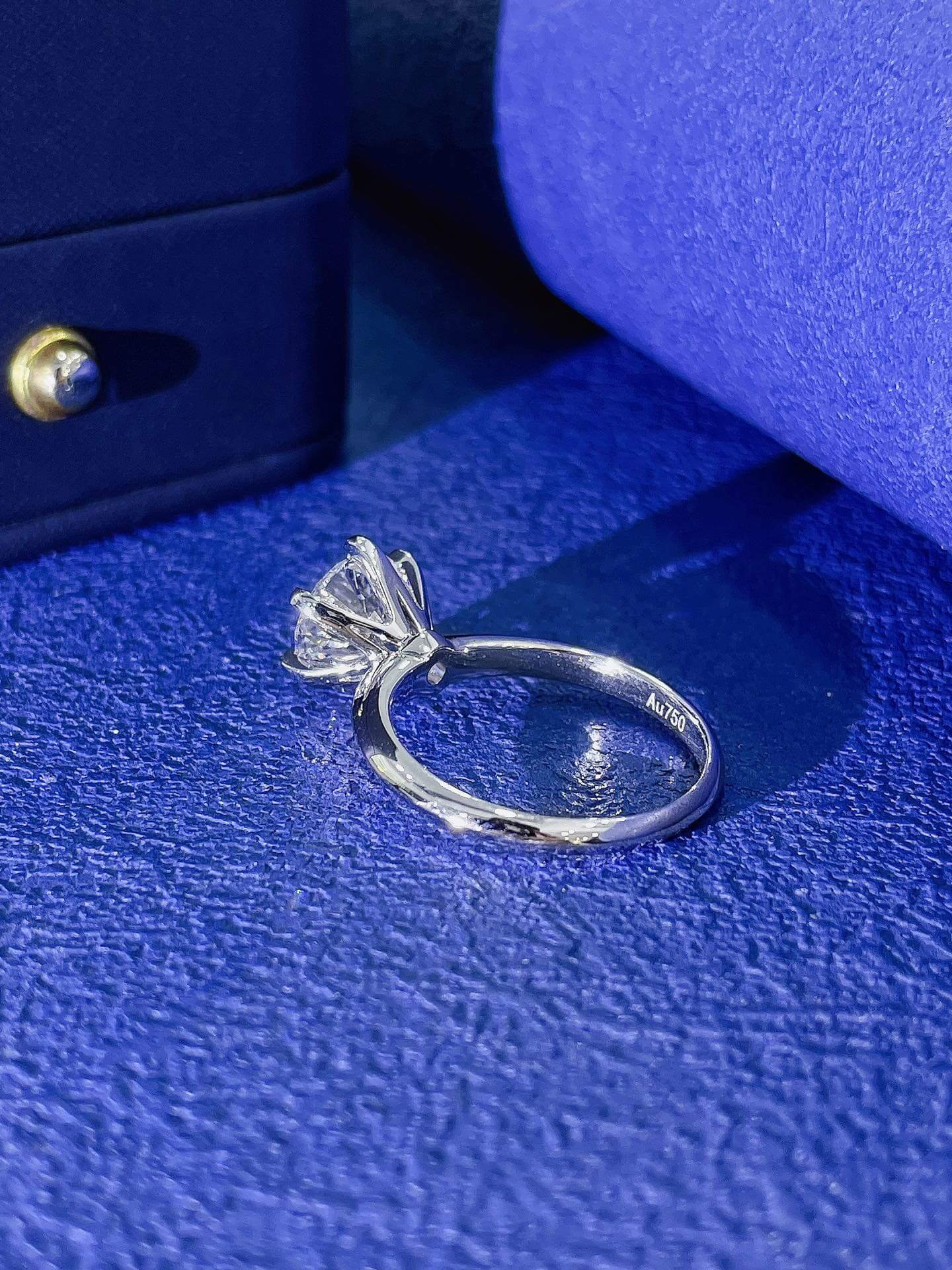 6 prongs round cut lab grown diamond engagement ring
