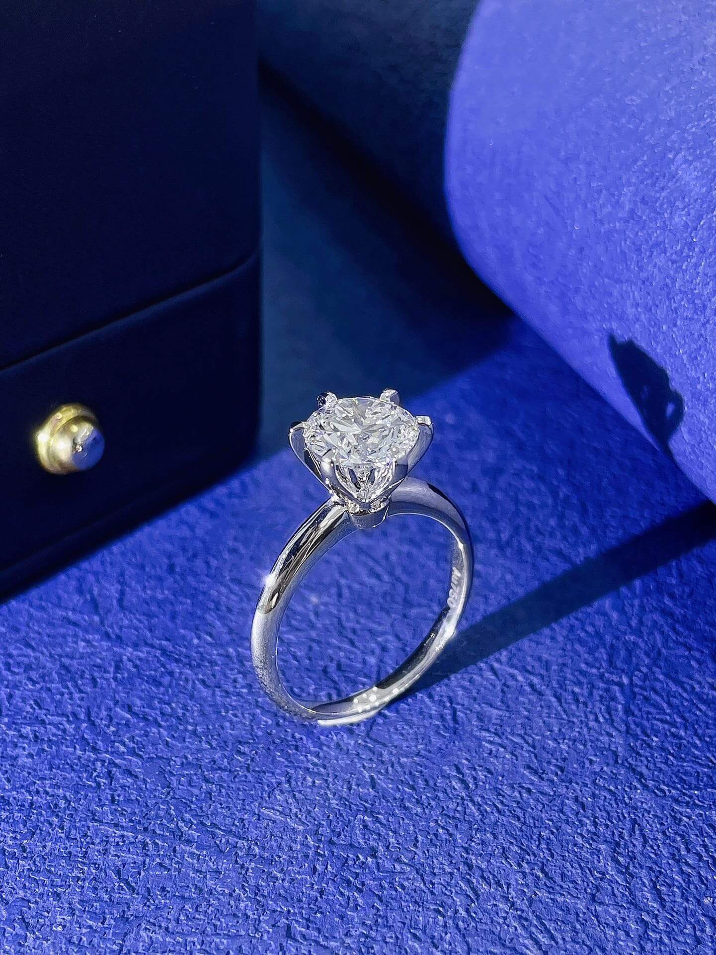 6 prongs round cut lab grown diamond engagement ring