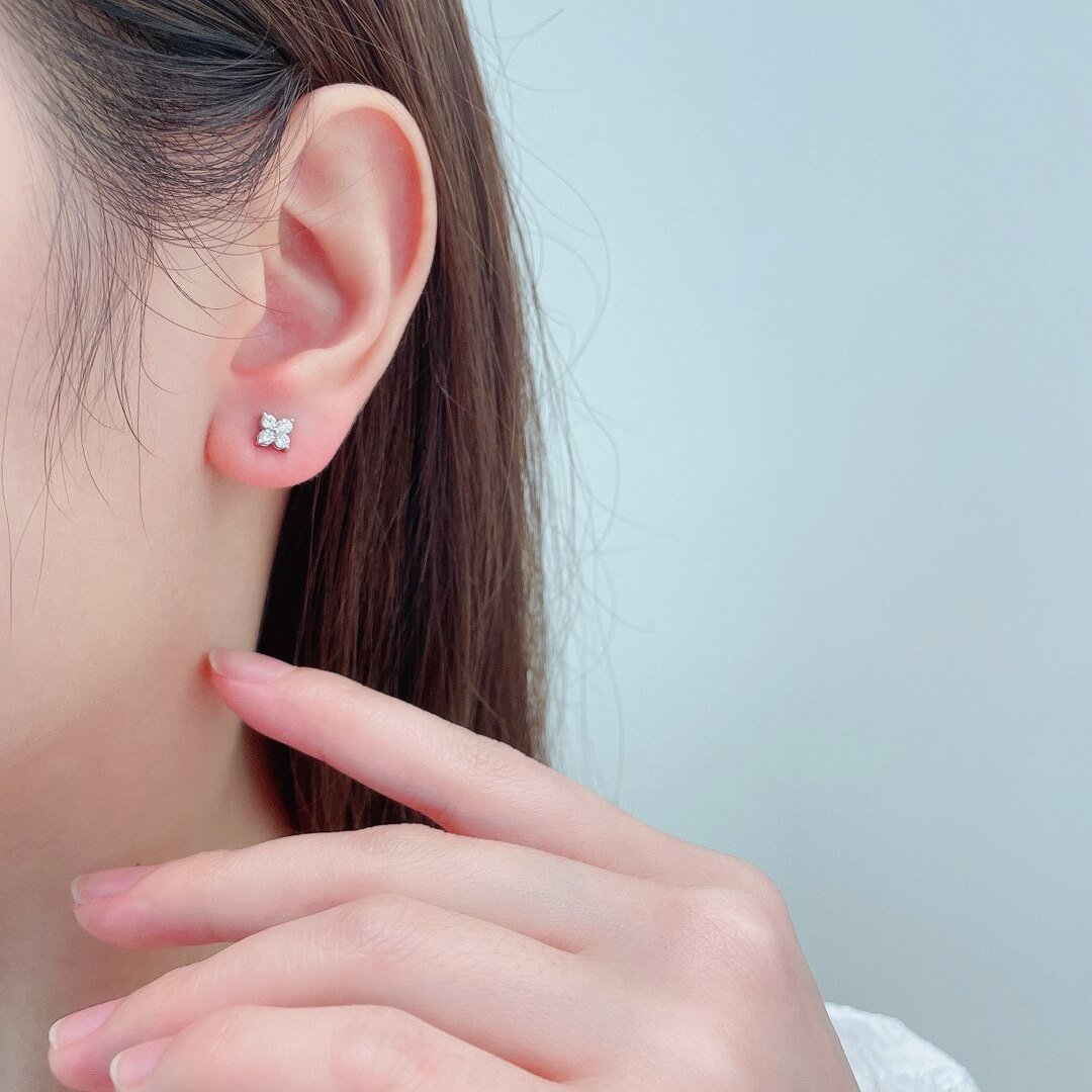 Round cut four-leaf clover lab grown diamond earrings stud