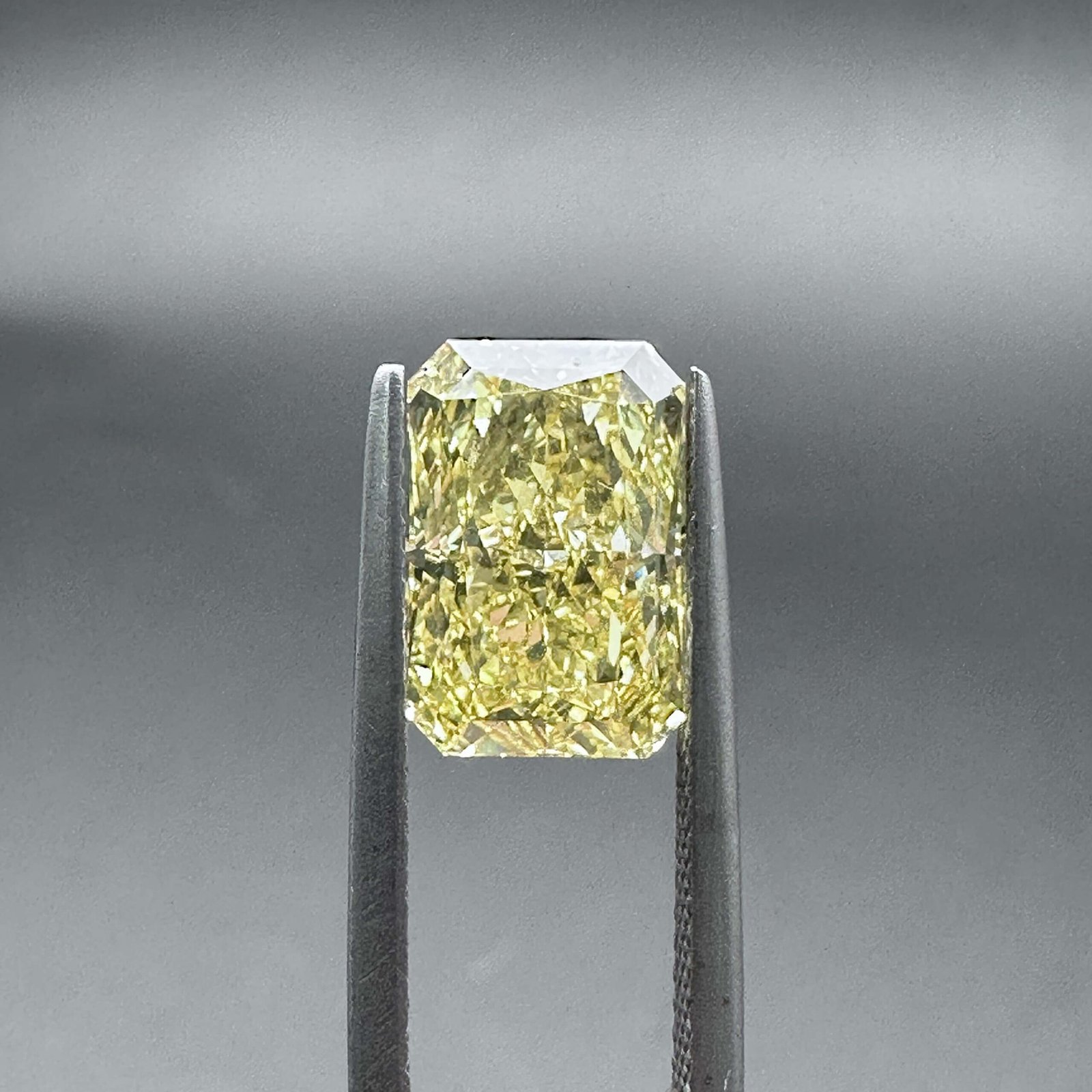 5.20ct radiant cut fancy vivid yellow lab grown diamond 5.20ct radiant cut fancy vivid yellow lab grown diamond