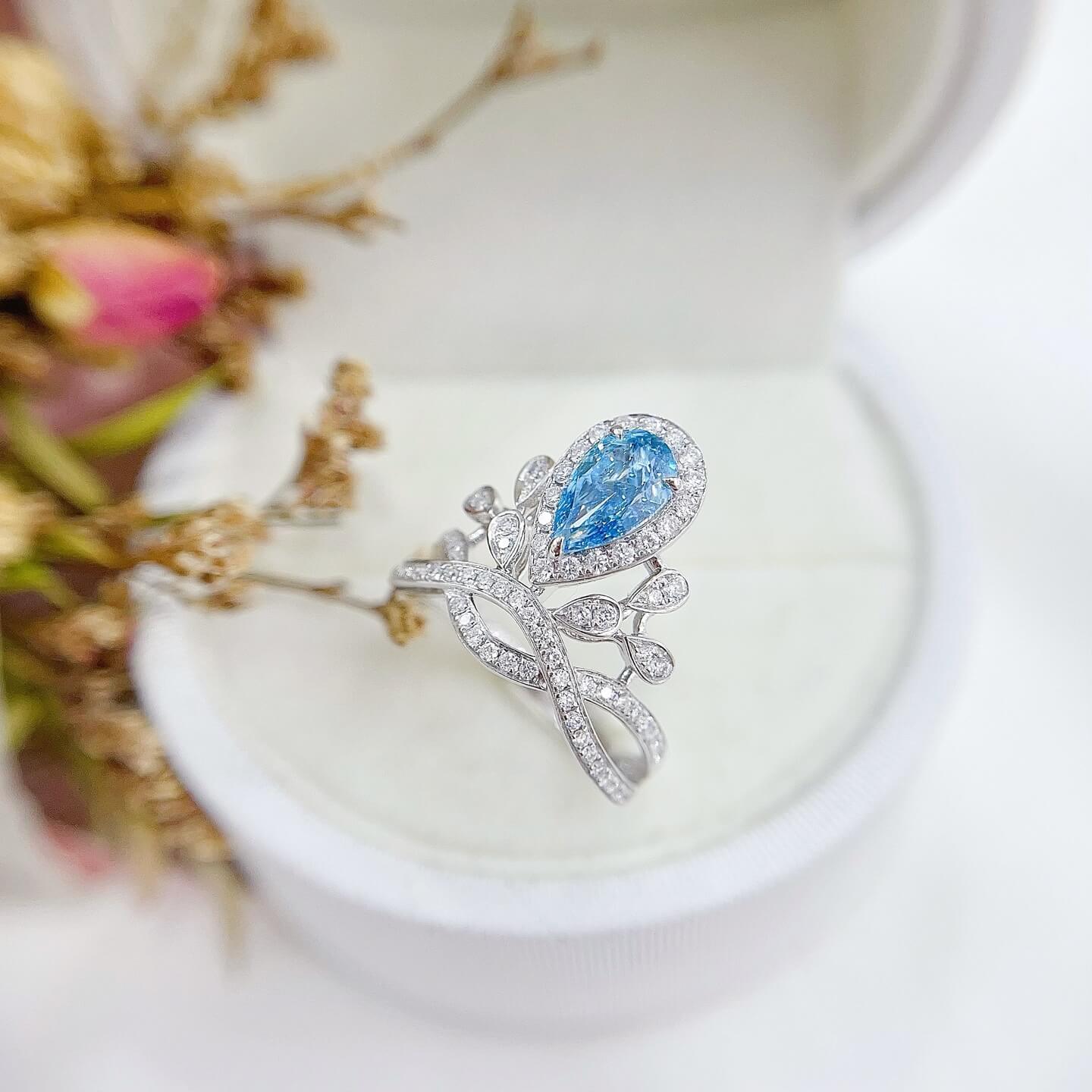 Pear cut lab grown blue diamond engagement ring 01