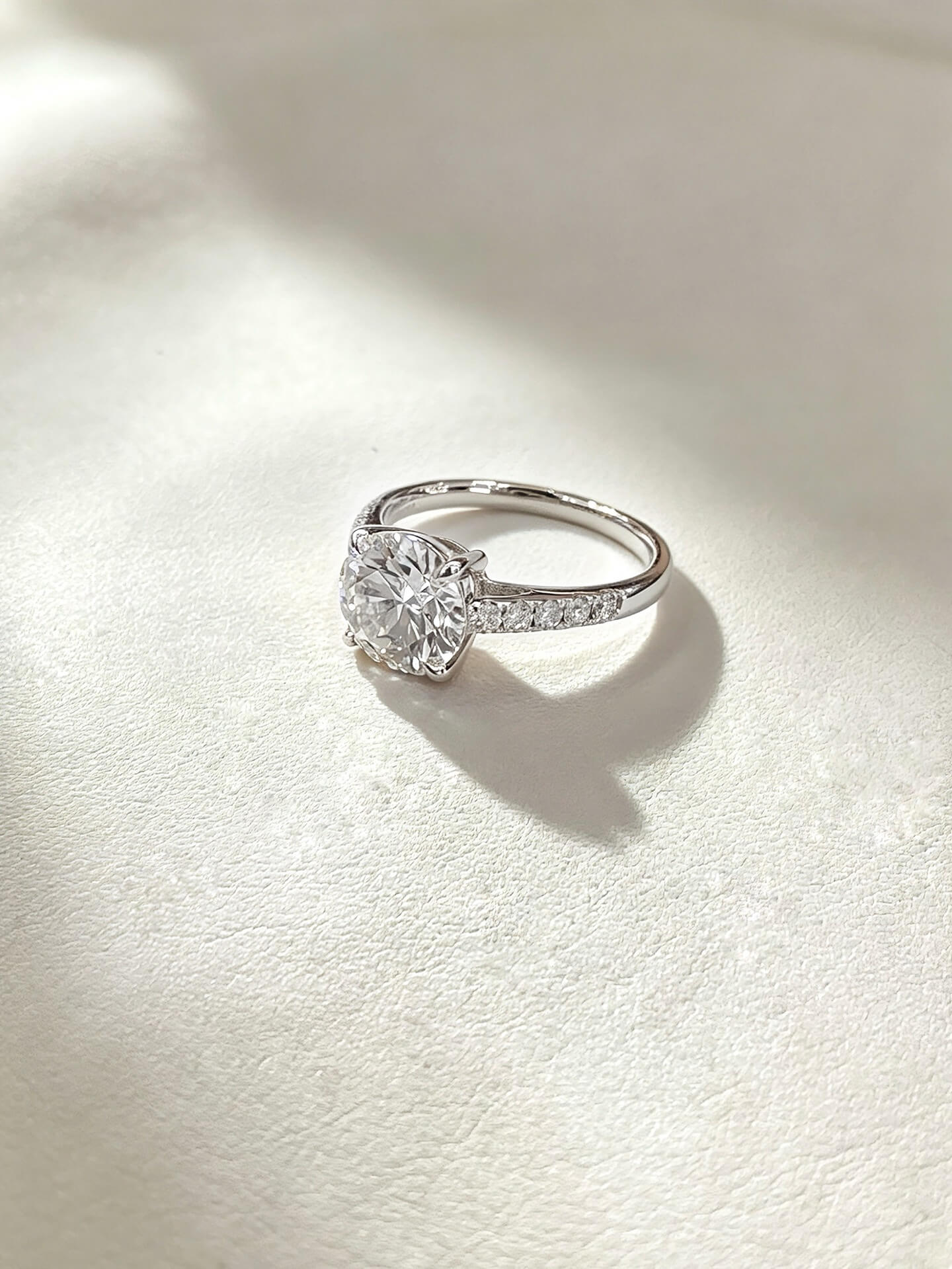 Round cut lab grown diamond engagement ring 01 Round cut lab grown diamond engagement ring 01