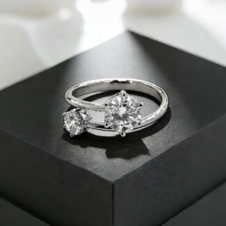 Round cut lab grown diamond toi-et-moi engagement ring